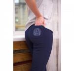 Брюки умеренного объёма, сзади карман с «принтом»