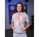 Топ со спущенным плечом, с капюшоном, на полочке карман «кенгуру» и «принт» с вышивкой