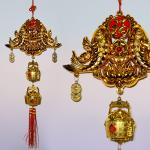 Подвеска A6589-07 Узел Удачи 2 Карпа с Лотосом и золотыми ведерками со слитками золота 70 см.