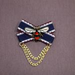 Брошь "Бант с белой пчелкой+цепочка", т.синий+бордо+белый+красный+черный