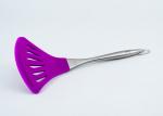 0247 GIPFEL Лопатка с прорезями силиконовая для рыбы 37х15,5см розовая Материал:нейлон с силиконовой overmolded,s/s 430,ручки FDA силикона
