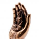 Будда в ладони WU-75173-Y1 мраморная крошка и смола 18см