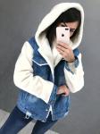 Джинсовка с белым мехом на рукавах и капюшоне LE