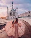 - Девушка на фоне мечети Кул-Шариф
