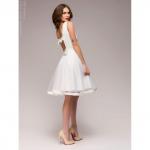 Белое платье без рукавов с вырезом и бантиками на спине