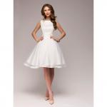 Белое платье без рукавов с вырезом и бантиками на спине