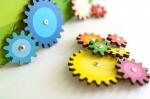Бизиборд WOODLANDTOYS 116102 Шестеренки.Веселая гусеница