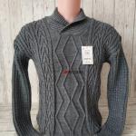 Джемпер плотной вязки.