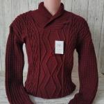 Джемпер плотной вязки.