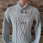 Джемпер плотной вязки.