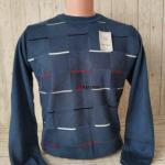 Джемпер тонкой вязки.