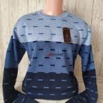 Джемпер тонкой вязки.