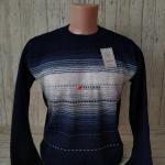 Джемпер тонкой вязки.