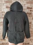 Кардиган мужской плотной вязки, на молнии с капюшоном.