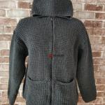 Кардиган мужской плотной вязки, на молнии с капюшоном.