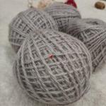 Пряжа для ручной вязки в клубках.