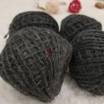 Пряжа для ручной вязки в клубках.