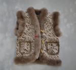 Детский жилет из натуральной овчины отделанный искусственной замшей,с накладными карманами.