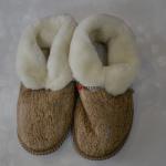 Чуни с натуральным мехом ,наружная часть  обуви из искусственной замши.