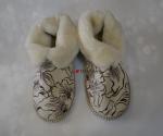 Чуни с натуральным мехом ,наружная часть  обуви из искусственной замши.