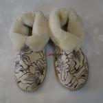 Чуни с натуральным мехом ,наружная часть  обуви из искусственной замши.