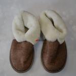 Чуни с натуральным мехом ,наружная часть  обуви из искусственной замши.