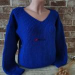 Женская кофта с треугольным воротником  и с приспущенными рукавами