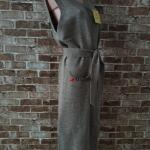 Длинный жилет с поясом.  С узором «Роза» на спине.