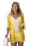 Желтая пляжная туника с белым кружевом и помпонами