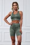 Зеленый комплект для йоги со змеиным принтом: топ + шорты