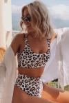 Белый купальник бикини с леопардовым принтом: укороченный топ с U-образным вырезом и плавки с высокой талией