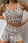 Бежевый спортивный комплект с леопардовым принтом: укороченный топ + обтягивающие шорты с завышенной талией