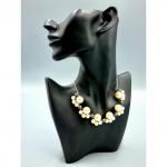 Авторское колье на цепочках из крупных и маленьких кремовых и серых бусин