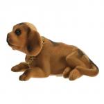 Собака на панель авто, качающая головой, большая, коричневый окрас