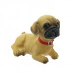 Собака на панель авто, качающая головой, дог