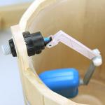 Обливное ведро для бани деревянное 14л д32 см h35 см, с пластмассовой вставкой, с наливным механизмом, двойная металлическая обвязка, липа (Россия)