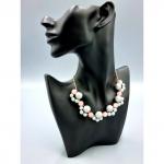 Авторское колье на цепочках из крупных и маленьких серых и розовых бусин