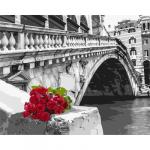 Букет красных роз в Венеции на набережной