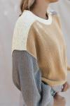 Бежевый свитер в стиле колорблок