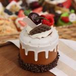 Муляж - магнит "Пирожное ягоды в шоколаде" 7х7х9см