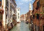 Венецианская улочка-канал в весенний день