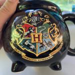 Гарри Поттер | 3D Кружка "Волшебный котел с гербом Хогвартса" 570 мл (цветной герб)