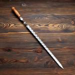 Шампур с деревянной ручкой, рабочая длина - 50 см, ширина - 20 мм, толщина - 3 мм с узором