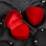 Футляр бархатный под кольцо «Сердце с рамкой из точек» 5*5, цвет красный, вставка красная
