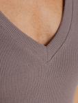 Футболка из плотного трикотажа в рубчик с V-образным вырезом