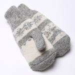 Варежки женские шерстяные «Олень со снежинкой», цвет светло-серый/белый, размер 20-22