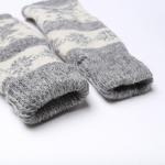 Варежки женские шерстяные «Олень со снежинкой», цвет светло-серый/белый, размер 20-22