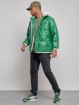 Куртка из экокожи мужская с плюшевым капюшон зеленого цвета 28132Z