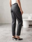 Брюки mom fit из эластичного хлопка с покрытием под кожу