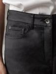 Брюки mom fit из эластичного хлопка с покрытием под кожу